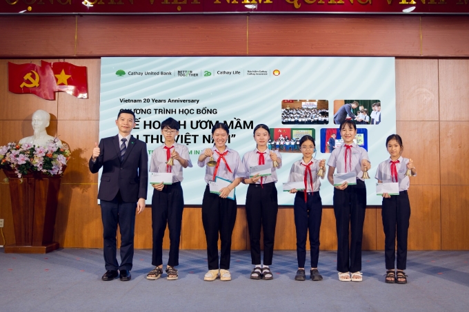 Đại diện CUBHCM trao giải nhất cuộc thi Rung chuông vàng cho nhóm học sinh xuất sắc. Ảnh: CUBHCM