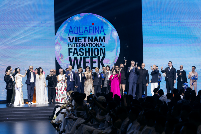 Khoảnh khắc khép lại Aquafina Vietnam International Fashion Week SS 2025. Ảnh: MultiMedia JSC