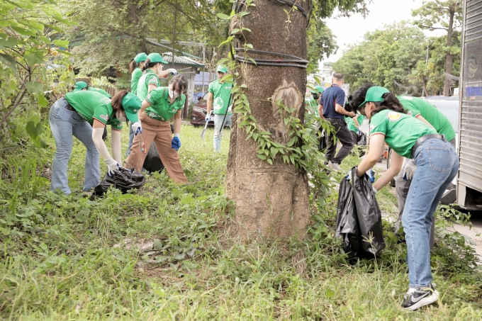 Cán bộ nhân viên Diana Unicharm dọn dẹp vệ sinh môi trường phòng dịch sốt xuất.