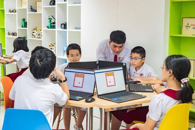 Học sinh Asian School được hướng dẫn sử dụng công nghệ một cách chủ động, thay vì ngắt kết nối hoàn toàn. Ảnh: Asian School