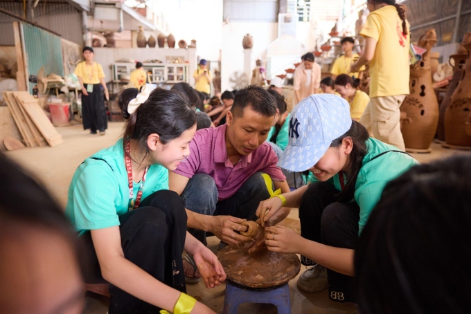 Học sinh tham quan và trải nghiệm tại làng gốm Phù Lãng. Ảnh: OPOS 2025