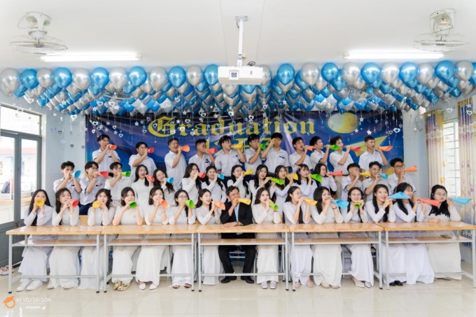 Học sinh khối 12 của trường chụp hình kỷ yếu. Ảnh: Trường THCS - THPT Trần Cao Vân