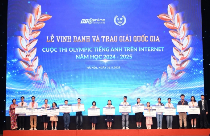 Bà Nguyễn Thị Doan - Nguyên phó Chủ tịch nước, Chủ tịch Hội Khuyến học Việt Nam (ngoài cùng bên trái) và ông Lê Việt Hòa - Giám đốc VTC Online (ngoài cùng bên phải) trao giải cho Top học sinh đạt Giải Nhất, Nhì, Ba Quốc gia. Ảnh: IOE