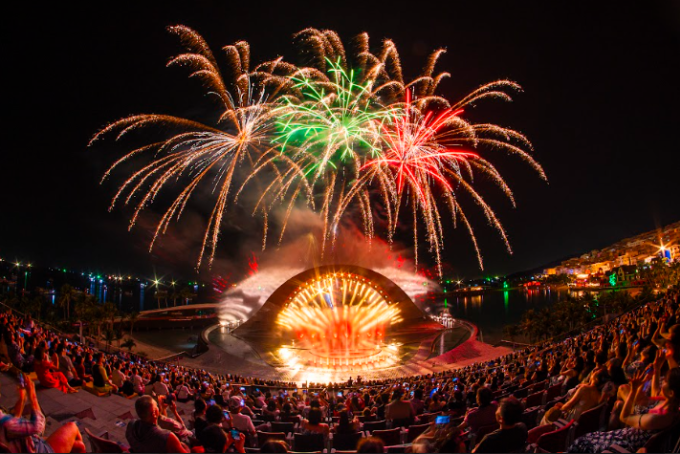 Show diễn Kiss of the Sea tại thị trấn Hoàng Hôn, Phú Quốc. Ảnh: Sun Group
