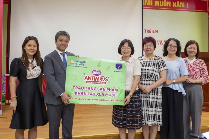 Ông Makoto Anezaki - Giám đốc Marketing Diana Unicharm – trao ủng hộ tới Cục Bà mẹ - Trẻ em, Bộ Y tế vào ngày.......... Ảnh: Diana Unicharm