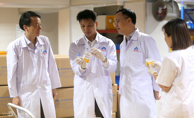 Lãnh đạo Cục Chăn nuôi và Thú y kiểm tra lô vaccine trước khi xuất khẩu. Ảnh: Gia Chính