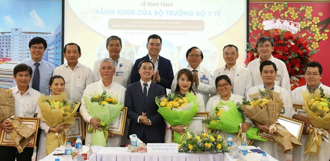 Các bác sĩ Bệnh viện Từ Dũ và Nhi đồng 1 nhận bằng khen Bộ Y tế, ngày 9/6. Ảnh: Song Khuê