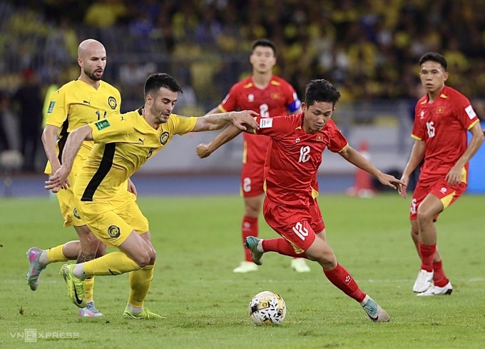 Đội tuyển Việt Nam (áo đỏ) thua Malaysia 0-4 ở lượt hai bảng F vòng loại cuối Asian Cup 2027, trên sân Bukit Jalil, Malaysia ngày 10/6/2025. Ảnh: Hai Tư