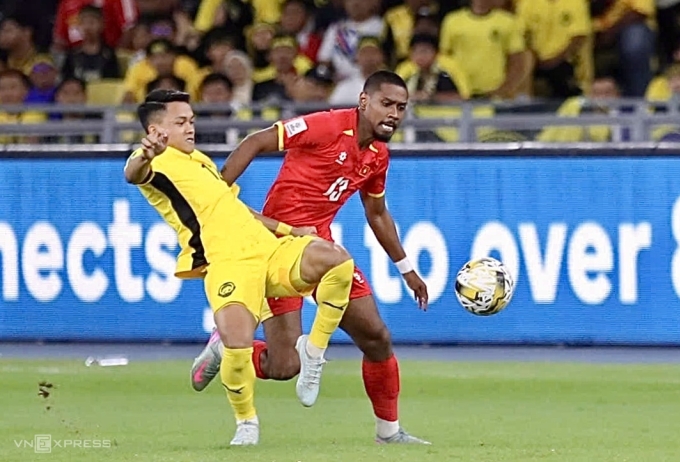 Tiền vệ 22 tuổi Arif Aiman (áo vàng) tranh chấp với Cao Quang Vinh Pendant (áo đỏ) trong trận Việt Nam thua Malaysia 0-4 ở lượt hai bảng F vòng loại cuối Asian Cup 2027, trên sân Bukit Jalil, Malaysia ngày 10/6/2025. Ảnh: Hai Tư