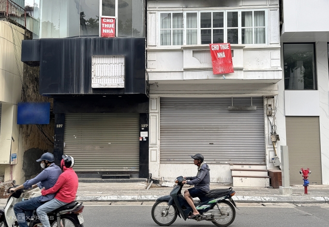 Một dãy nhà mặt phố treo biển cho thuê tại Kim Mã, quận Ba Đình. Ảnh: Ngọc Diễm