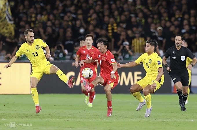 Châu Ngọc Quang (áo đỏ) đá chính ở trận Việt Nam thua Malaysia 0-4 ở lượt hai bảng F vòng loại cuối Asian Cup 2027, trên sân Bukit Jalil, Malaysia ngày 10/6/2025. Ảnh: Hai Tư