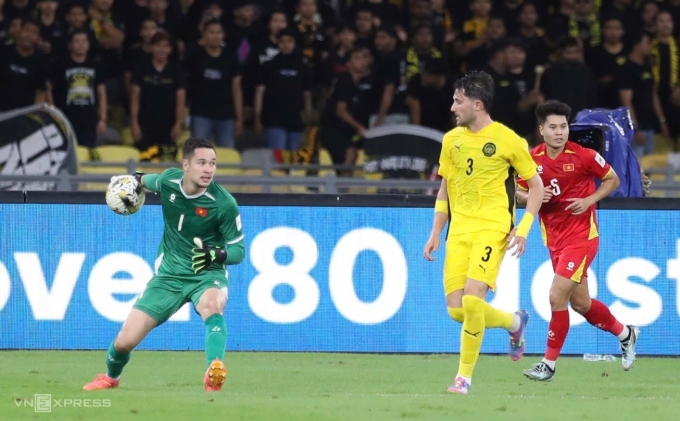 Nguyễn Filip (áo xanh) thi đấu trong trận Việt Nam (áo đỏ) thua Malaysia 0-4 ở lượt hai bảng F vòng loại cuối Asian Cup 2027, trên sân Bukit Jalil, Malaysia ngày 10/6/2025. Ảnh: Hai Tư