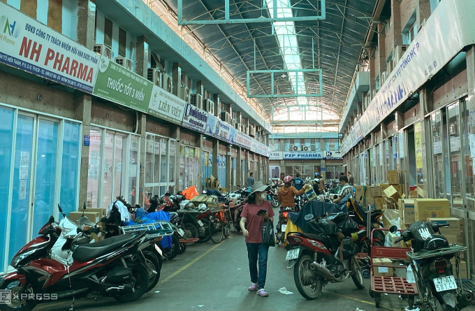 Nhiều quầy thuốc tây đóng cửa ở chợ thuốc quận 10 nằm trên đường Nguyễn Giản Thanh và Tô Hiến Thành chiều 3/6. Ảnh: Thanh Tùng