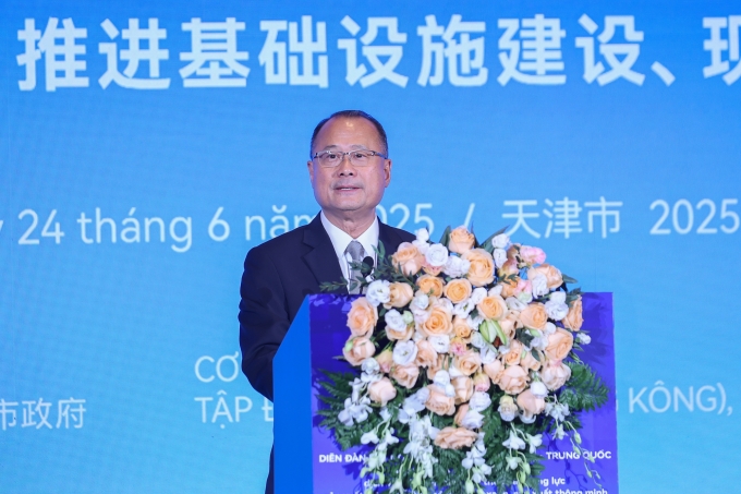 Ông Jonathan Choi, Ủy viên Thường vụ Chính hiệp Toàn quốc Trung Quốc phát biểu tại diễn đàn, ngày 24/6. Ảnh: VGP