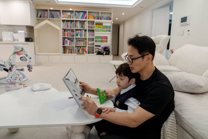 Bác sĩ Seo Dong-ju đọc truyện cho con trai 5 tuổi. Ảnh: WP