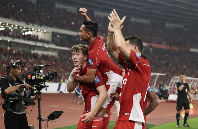 Tiền đạo Indonesia Ole Romeny (trái) mừng bàn thắng trên chấm phạt đền để đánh bại Trung Quốc 1-0 tại lượt chín bảng C vòng loại ba World Cup 2026 - khu vực châu Á, trên sân Gelora Bung Karno, Indonesia ngày 5/6/2025. Ảnh: Xinhua