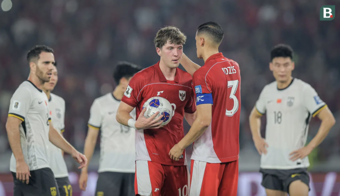 Tiền đạo Indonesia Ole Romeny (áo đỏ trái) trước khi sút phạt đền để đánh bại Trung Quốc 1-0 tại lượt chín bảng C vòng loại ba World Cup 2026 - khu vực châu Á, trên sân Gelora Bung Karno, Indonesia ngày 5/6/2025. Ảnh: Bola