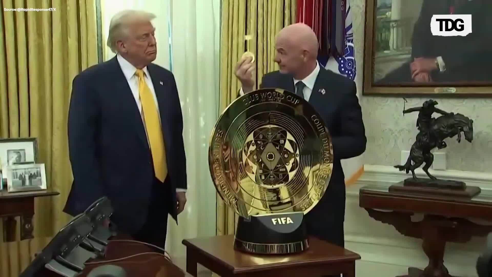 Infantino giới thiệu với Tổng thống Trump cup vô địch FIFA Club World Cup 2025