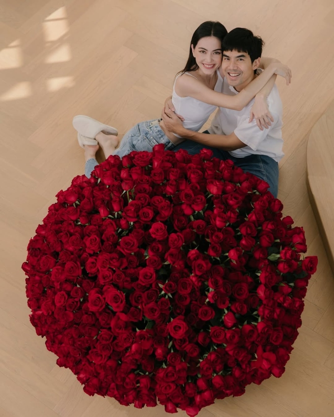 Tài tử Ter Chantavit tặng bạn gái 1.000 bông hồng hôm 14/2. Ảnh: Instagram Terchantavit