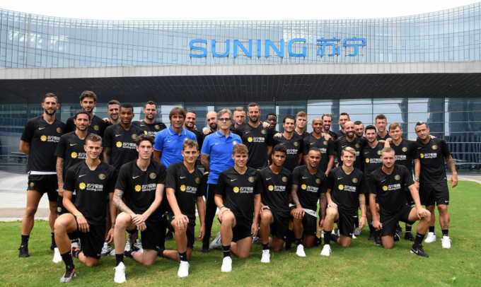 Toàn đội Inter đến thăm trụ sở công ty mẹ Suning tại Nam Kinh, Trung Quốc hồi tháng 7/2019. Ảnh: Inter.it
