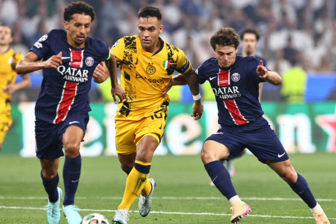 Lautaro Martinez (giữa) tranh chấp với Marquinhos (trái) và Joao Neves (phải) ở chung kết Champions League. Ảnh: EPA-EFE
