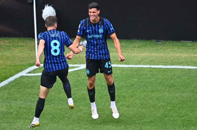 Valentin Carboni (phải) mừng bàn ấn định chiến thắng. Ảnh: Inter Milan