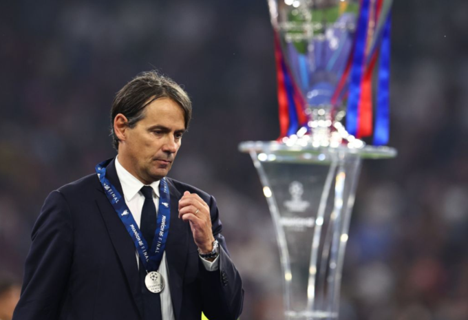 HLV Simone Inzaghi đi lướt qua chiếc Cup Champions League ở buổi lễ trao giải sau trận. Ảnh: EPA-EFE