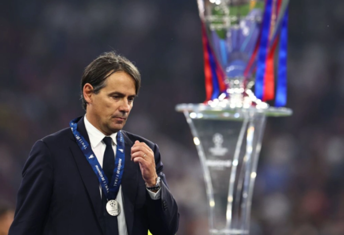 HLV Simone Inzaghi đi lướt qua chiếc Cup Champions League ở buổi lễ trao giải sau trận. Ảnh: EPA-EFE