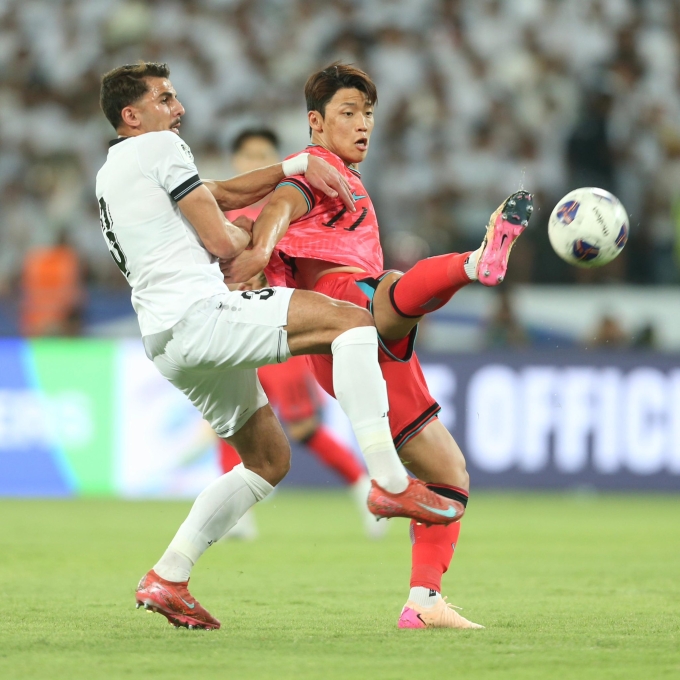 Iraq (áo trắng) thua Hàn Quốc 0-2 ở lượt chín bảng B vòng loại ba World Cup 2026 - khu vực châu Á, tại sân Basra, Iraq ngày 5/6/2025. Ảnh: IFA