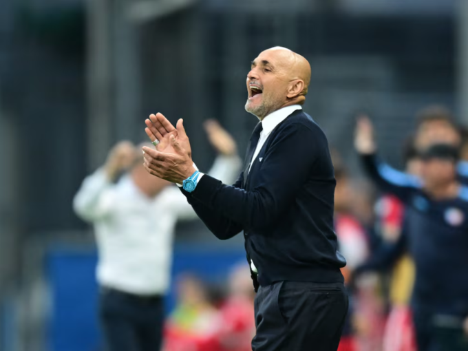 HLV Luciano Spalletti chỉ đạo trong trận Italy thắng Moldova 2-0 trên sân Mapei, Reggio Emilia, Italy ngày 9/6. Ảnh: Reuters