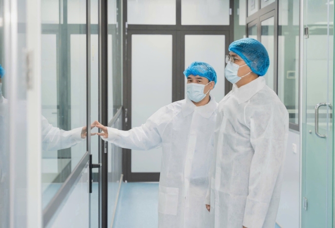 TS Phạm Đình Minh, Giám đốc R&D Gentis (bên trái) cùng đại diện CAP tại phòng Lab Gentis.