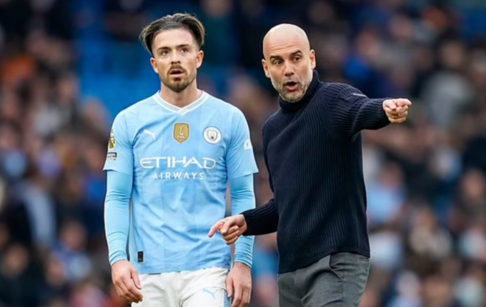 HLV Pep Guardiola (phải) nhắc nhở tiền vệ Jack Grealish sau trận Man City hòa Arsenal 0-0 trên sân Etihad, thành phố Manchester, vòng 30 Ngoại hạng Anh ngày 31/3/2024. Ảnh: AP