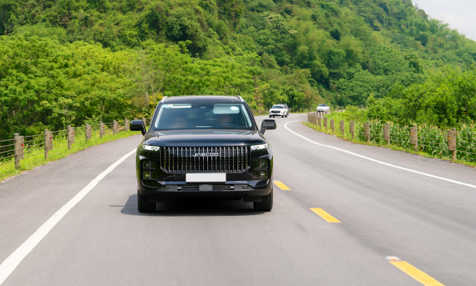 Jaecoo J7 PHEV lăn bánh trên đường Hồ Chí Minh, đoạn qua rừng Cúc Phương ngày 6/5. Ảnh: O&J
