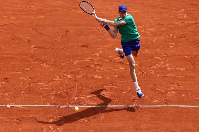 Sinner đánh trái tay ở chung kết Roland Garros trên sân Philippe Chatrier, Paris, Pháp tối 86. Ảnh: ATP