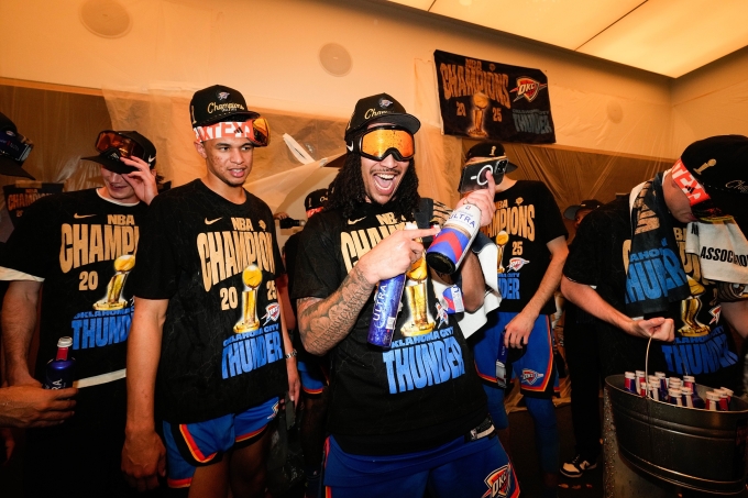 Jaylin Williams ăn mừng vô địch NBA trong phòng thay đồ cùng Oklahoma City Thunder. Ảnh: NBA