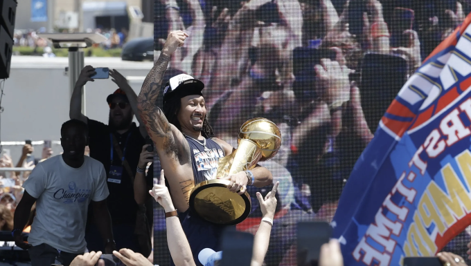 Jaylin Williams ăn mừng với cup NBA 2024-2025 ở lễ mừng công tại thành phố Oklahoma, Mỹ ngày 24/6/2025. Ảnh: Imagn Images