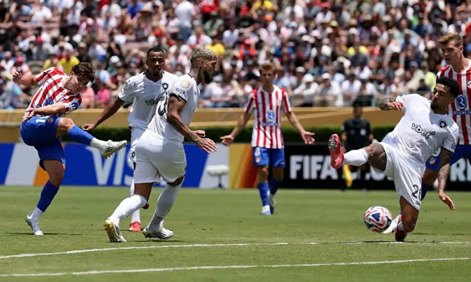 Cú sút xa của Julian Alvarez (trái) trong trận Atletico gặp Botafogo trên sân Rose Bowl, thành phố Los Angeles, bang California, Mỹ, ngày 23/6/2025. Ảnh: FIFA