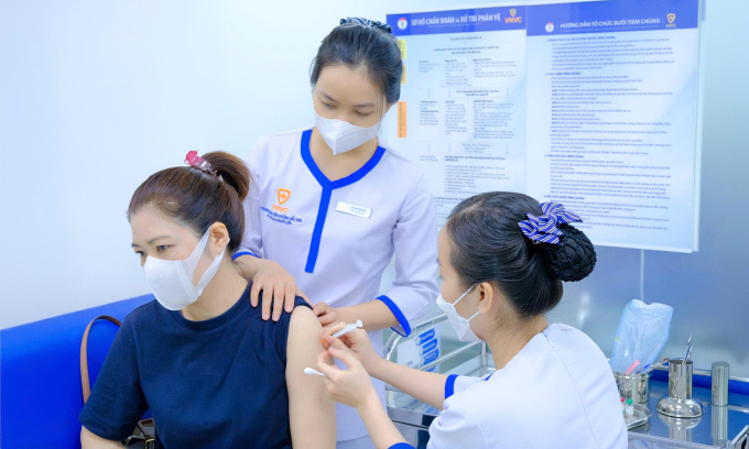 Khách tiêm vaccine zona thần kinh tại Trung tâm tiêm chủng VNVC. Ảnh: An Hoa