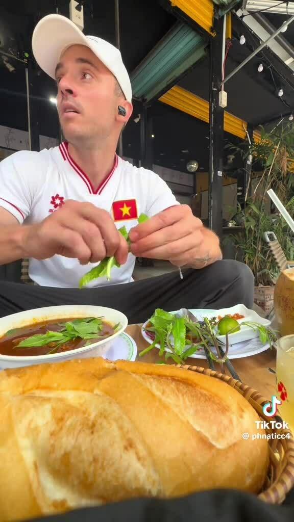 Khách Đức "ăn sập Sài Gòn" như người bản địa