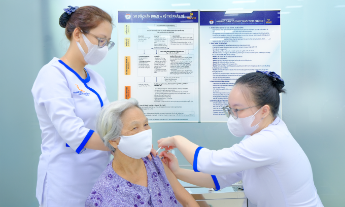Bà Nguyễn Thị Xoan, 76 tuổi, tiêm vaccine cúm mũi thứ 8 tại VNNC Hoàng Văn Thụ, TP HCM ngày 23/5. Ảnh: An Hoa
