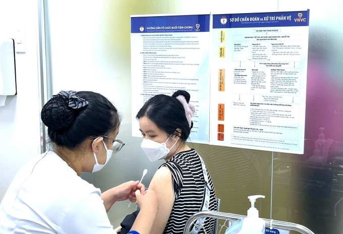 Người lớn tiêm vaccine HPV tại Trung tâm tiêm chủng VNVC. Ảnh: Diệu Thuần