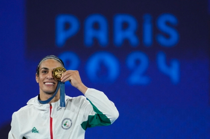 Võ sĩ Algeria Imane Khelif tạo dáng với tấm HC vàng quyền Anh nữ hạng 66kg Olympic Paris 2024 trong lễ trao giải ngày 9/8. Ảnh: AP