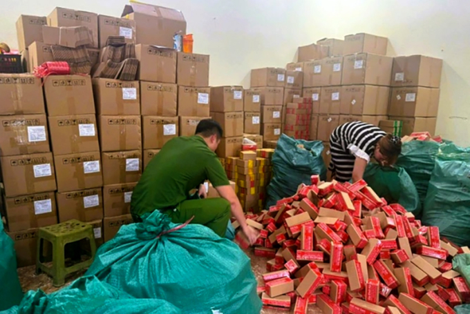 Cảnh sát khám kho hàng của công ty Hải Bé. Ảnh: Hoa Lư