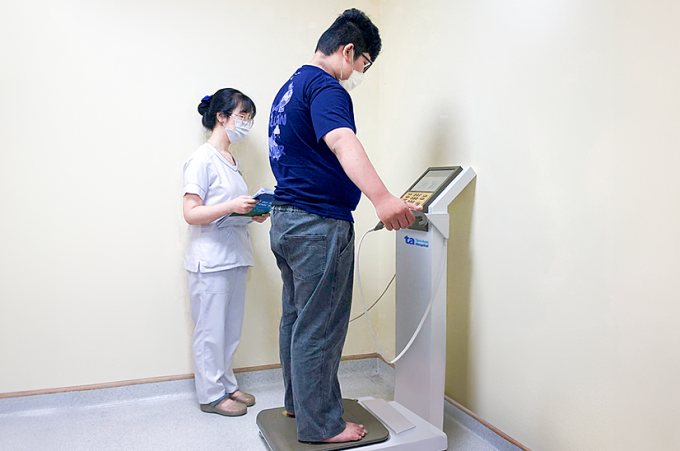 Giang đang đo các chỉ số khối cơ thể bằng máy đo InBody. Ảnh: Bệnh viện Đa khoa Tâm Anh
