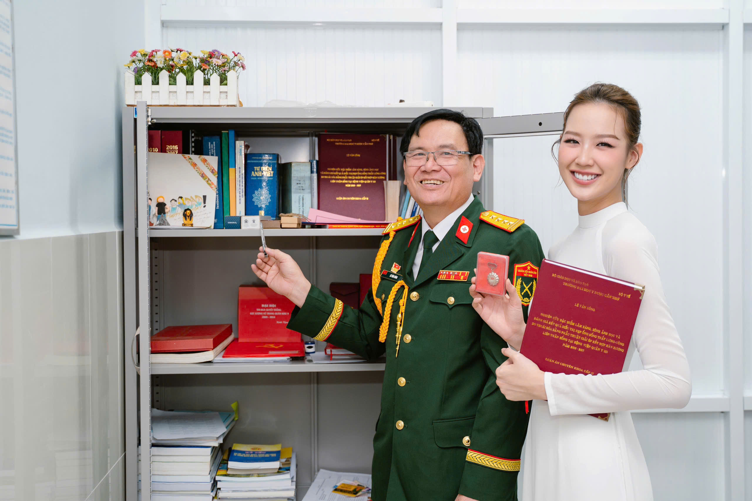 Khoảnh khắc Bảo Ngọc thăm hỏi cha