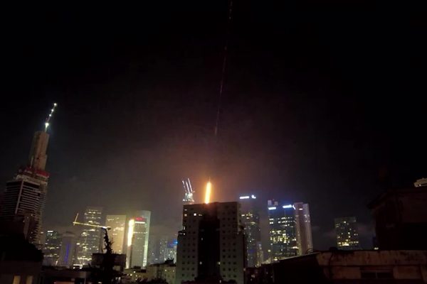 Tên lửa Iran xuyên thủng phòng không Israel: Khoảnh khắc chấn động
