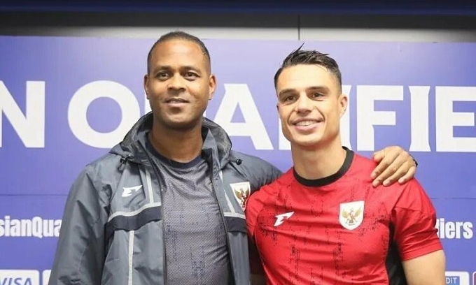 HLV Patrick Kluivert và tiền vệ Joey Pelupessy trong họp báo trước trận Indonesia gặp Nhật Bản trên sân Suita, phủ Osaka, Nhật Bản, ngày 9/6/2025. Ảnh: Antara