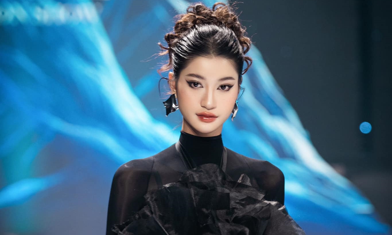 Kỹ năng catwalk của Hoàng Kim Ngân