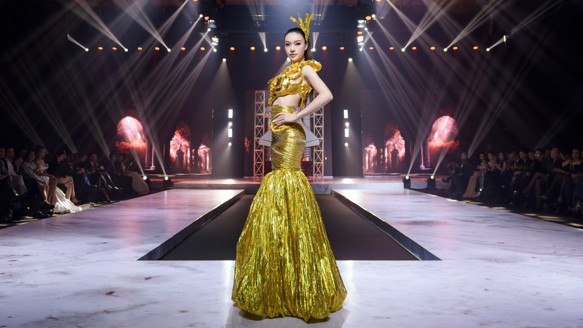 Kỹ năng catwalk của người đẹp Thùy Vi