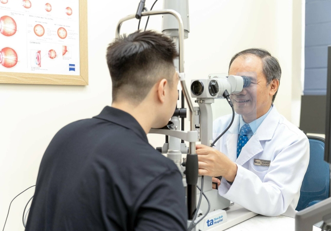 Người bệnh kiểm tra thị lực trước khi theo phác đồ điều trị lao. Ảnh: Bệnh viện Tâm Anh